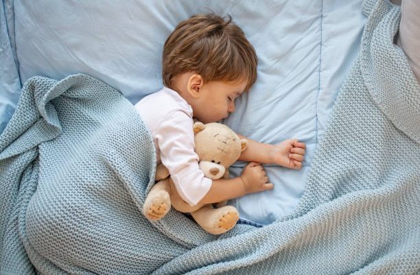 Pourquoi les bébés aiment les peluches ?