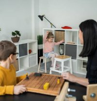 Comment le mobilier Montessori développe la confiance de mon enfant ?