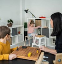Comment le mobilier Montessori développe la confiance de mon enfant ?