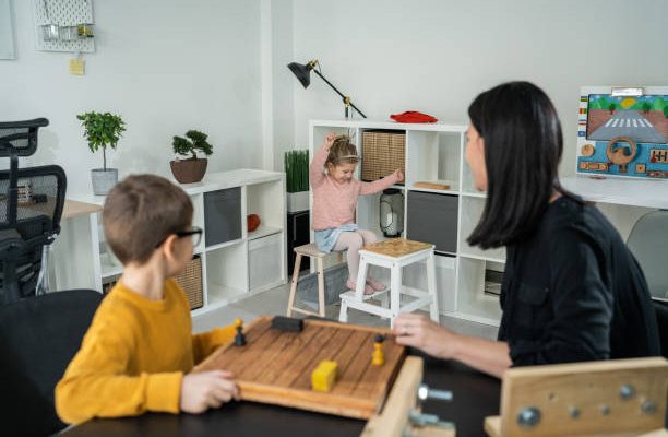 Comment le mobilier Montessori développe la confiance de mon enfant ?