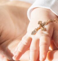 Comment choisir une médaille à offrir à votre filleul ?