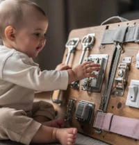 Initiez votre enfant à la busy board : un jeu d’éveil plein de surprises